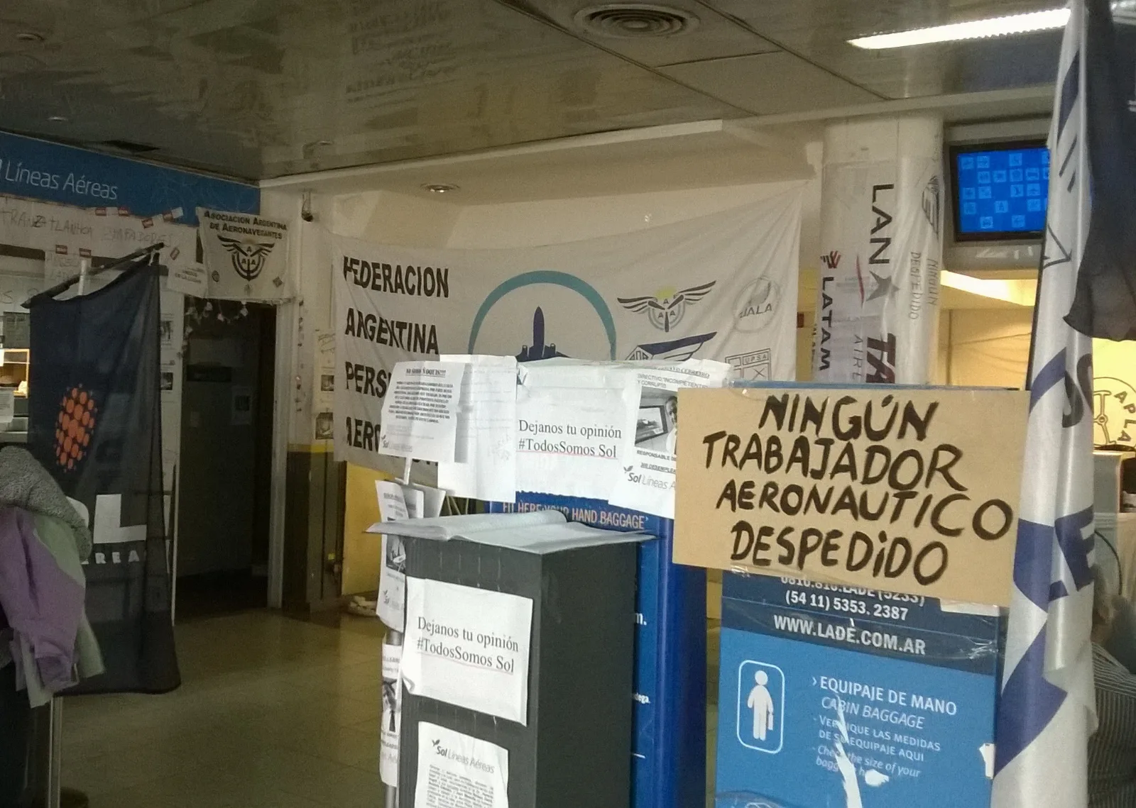 Ex oficinas de SOL en Aeroparque Jorge Newbery tomada por sus ex empleados