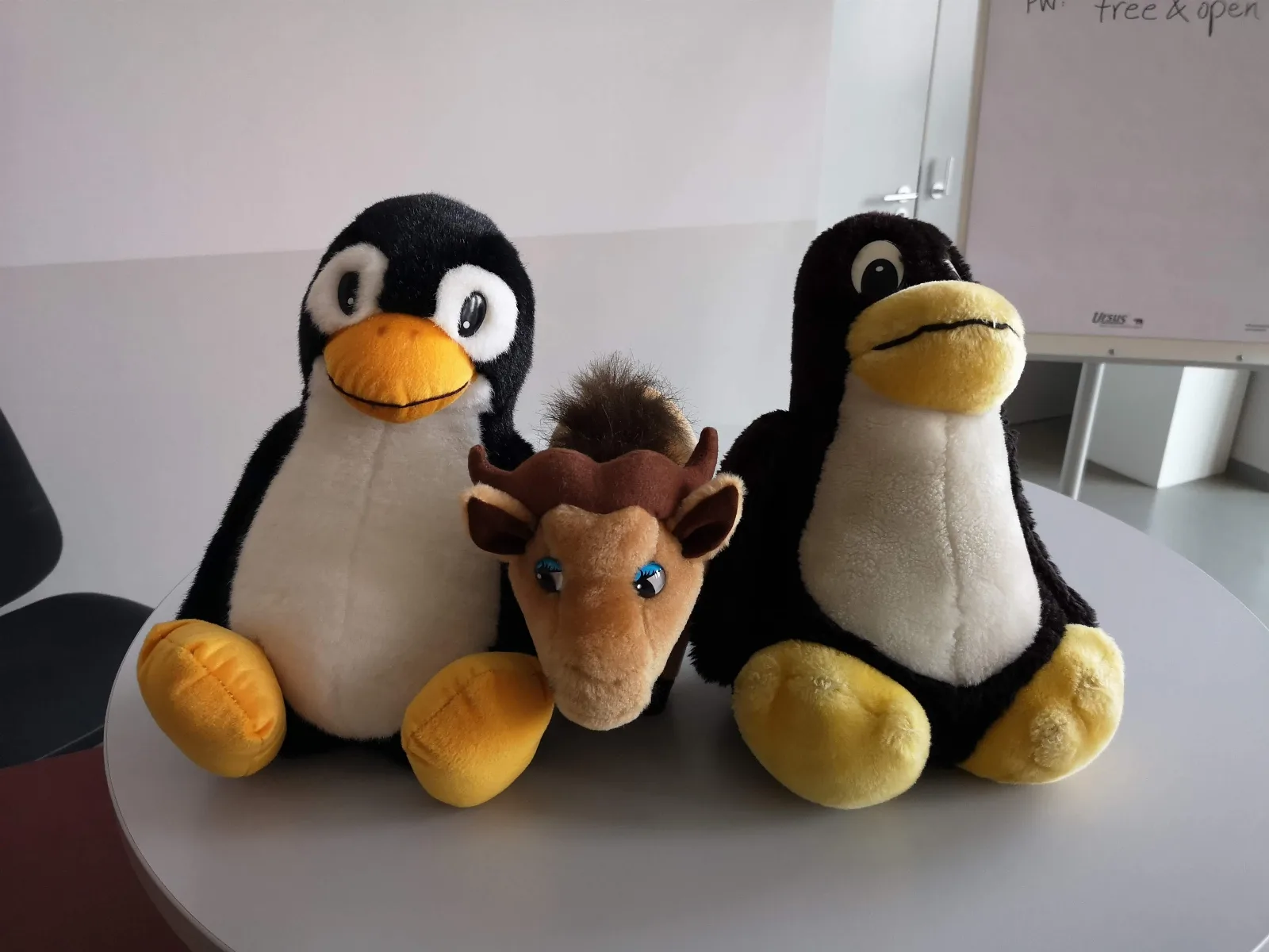 Muñeco de peluche de Tux, el pinguino mascota de Linux