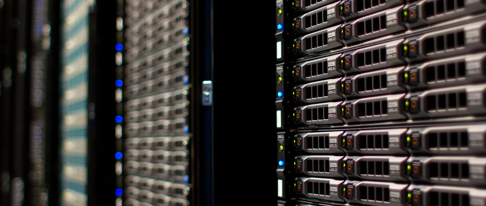 Vista panoramica de racks de servidores de Wikimedia Foundation en un datacenter
