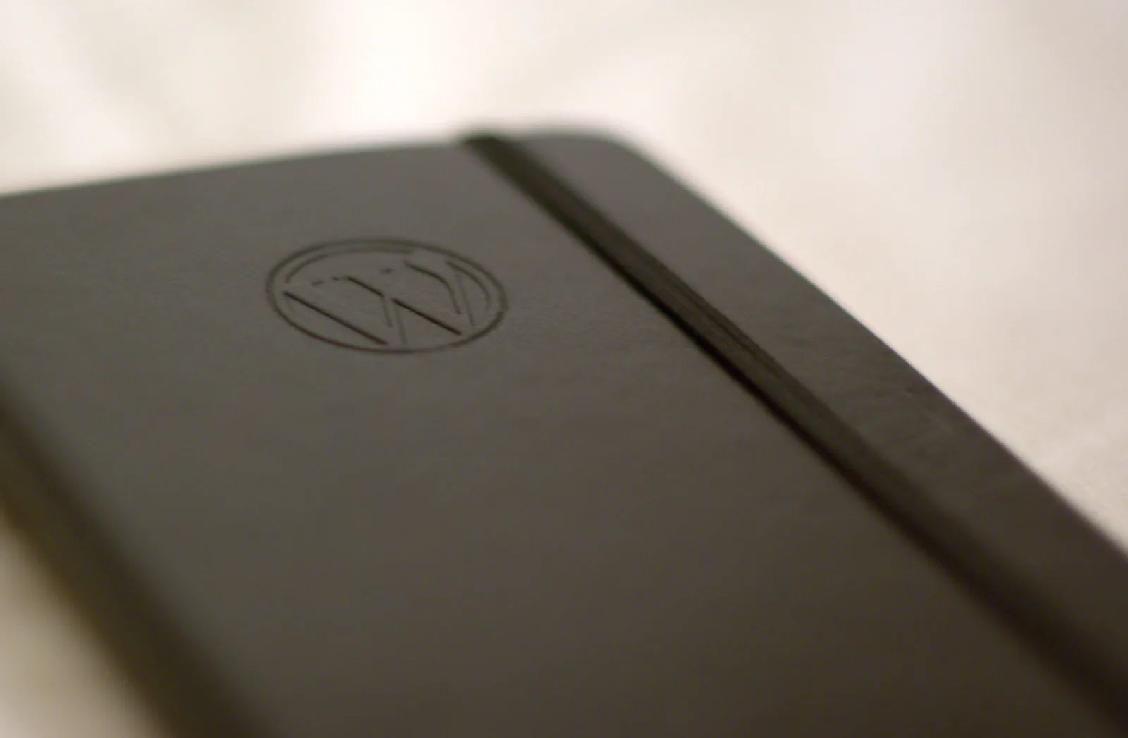 Cuaderno Moleskine con el logo de WordPress grabado en la tapa