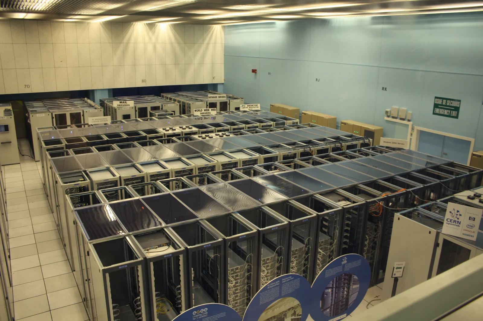 Sala de datacenter del CERN con racks de servidores y cableado, ambiente de cold aisle containment