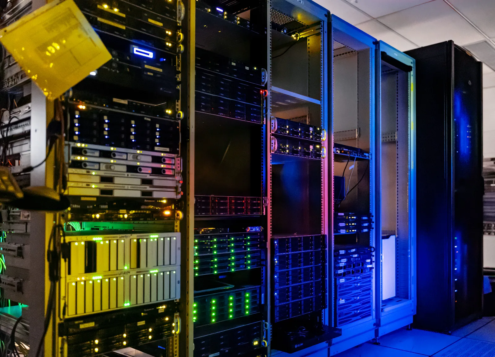 Racks de servidores alineados en la sala de computo de un centro de datos