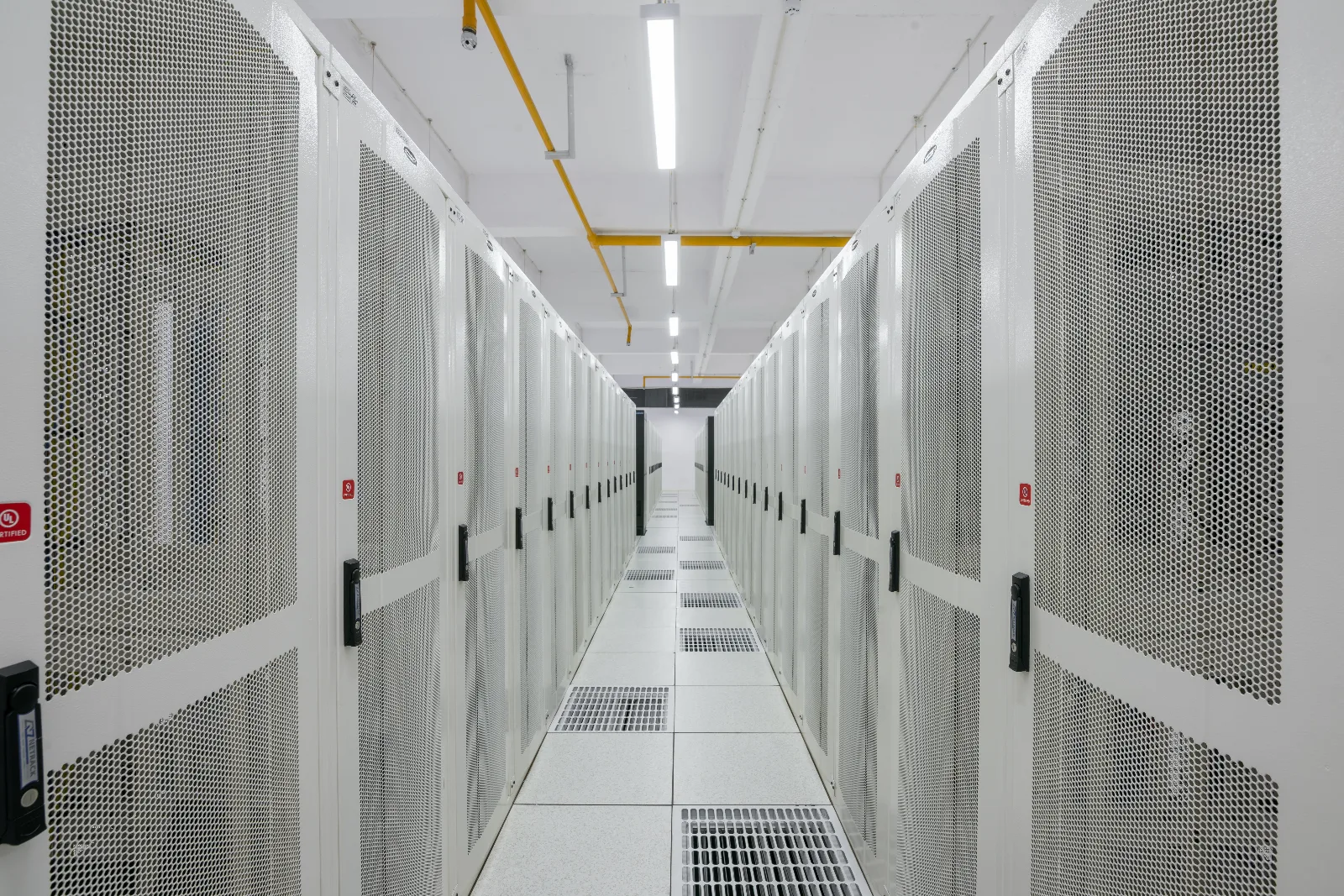 Racks de almacenamiento de datos en un datacenter moderno