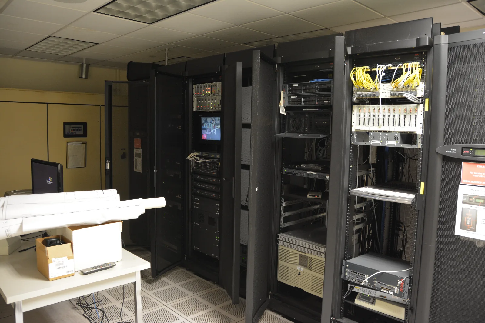 Sala de servidores con racks equipados y luces indicadoras encendidas