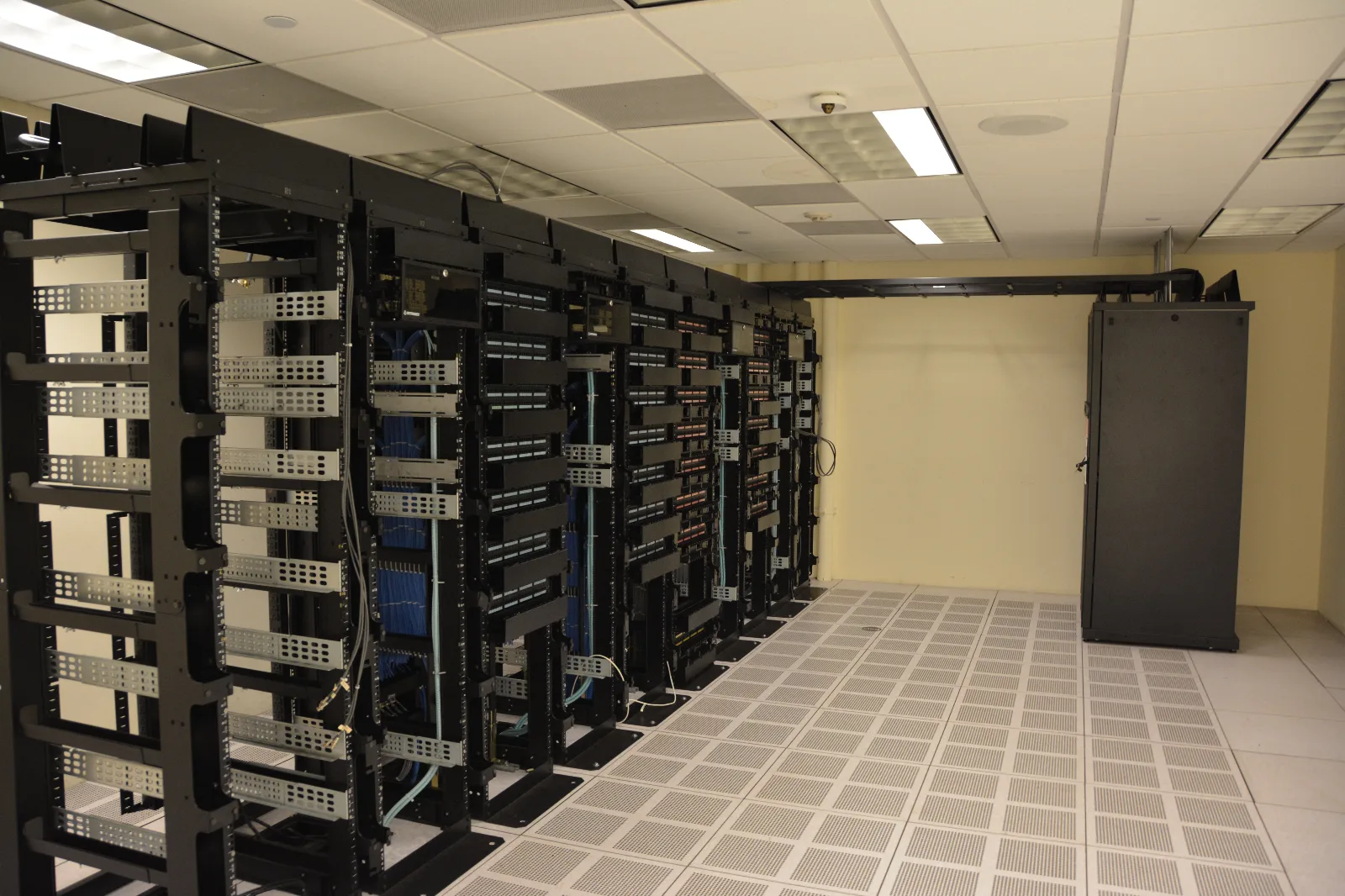 Pasillo de un datacenter con racks de servidores y cableado organizado