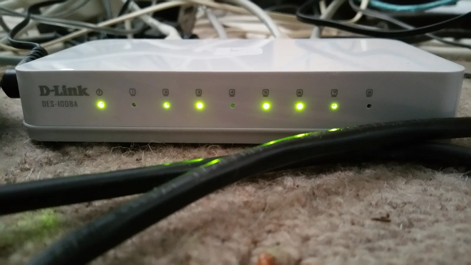 Switch Ethernet instalado en un gabinete de red con cableado