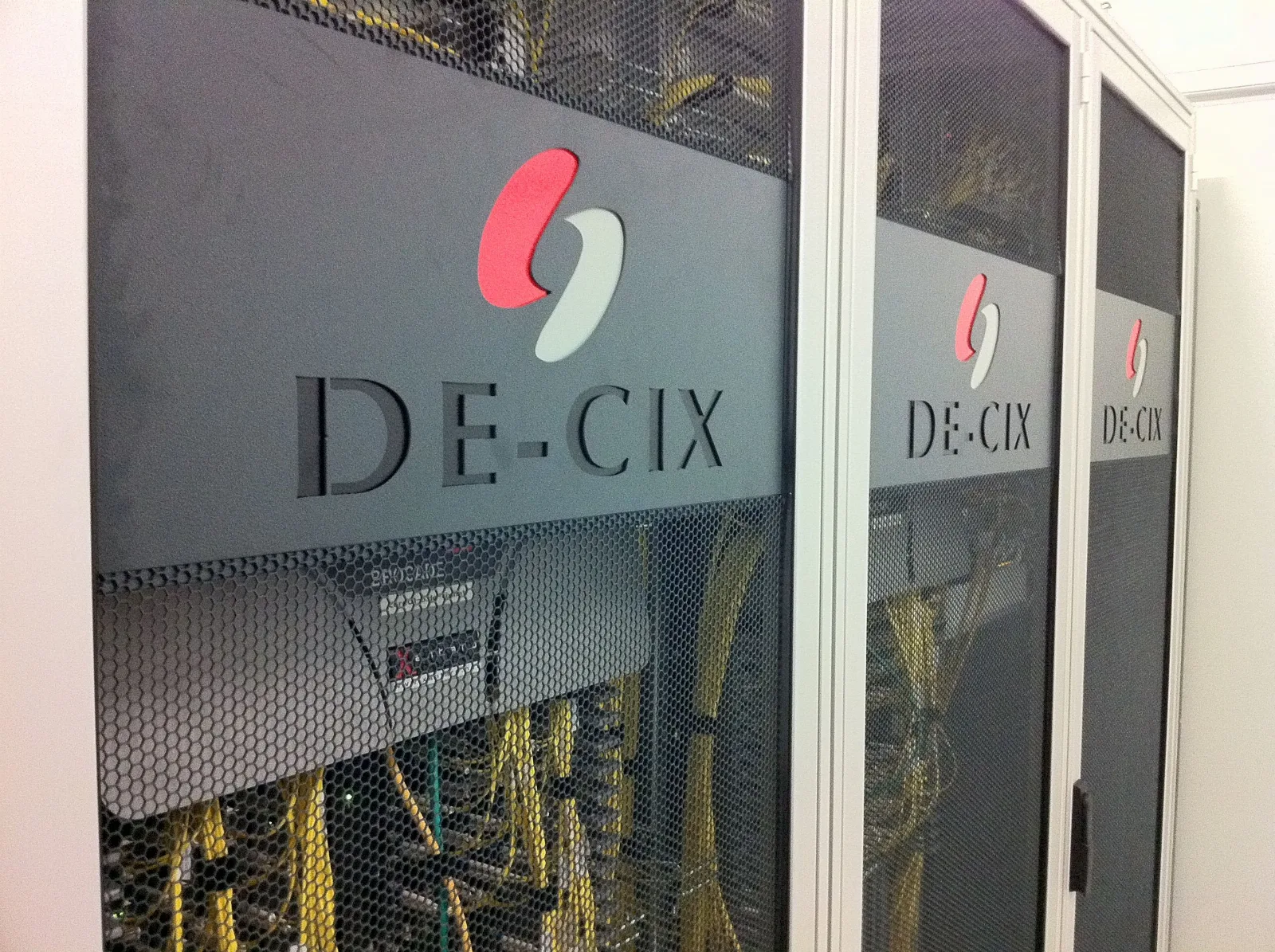 Rack de switches de red con multiples cables ethernet conectados