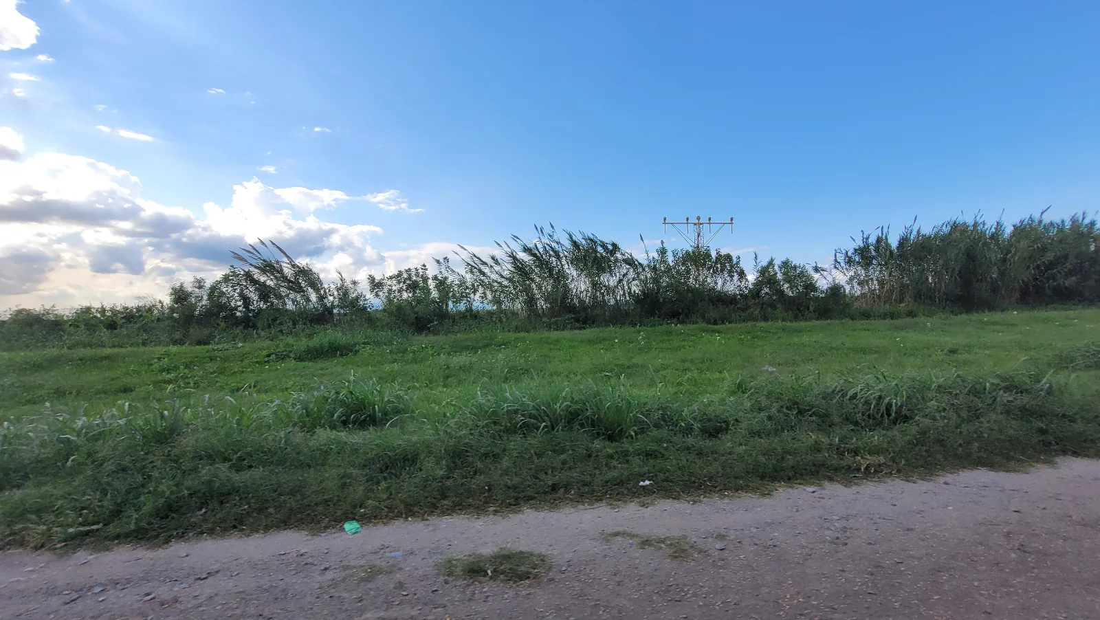 Luces PAPI (Precision Approach Path Indicator) del Aeropuerto Internacional Teniente Benjamin Matienzo en la ciudad de San Miguel de Tucumán. Son un sistema de luces que ayudan a los pilotos a aterriz