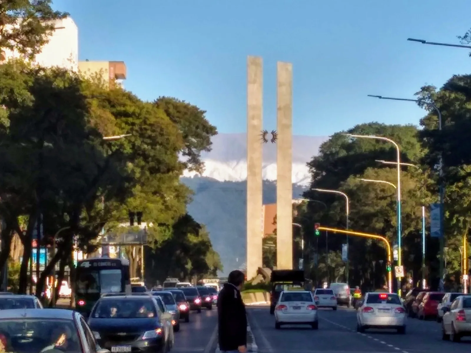 Este monumento fue creado en San Miguel de Tucumán el año 2016, al cumplirse los 200 años de la declaración de la independencia de Argentina, en la ciudad en que se declaró la misma en 1816.
Está ubic