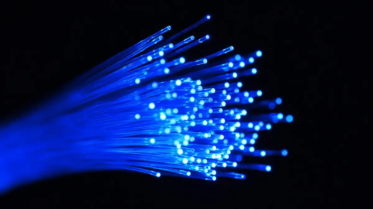 Manojo de fibras ópticas con las puntas encendidas en azul