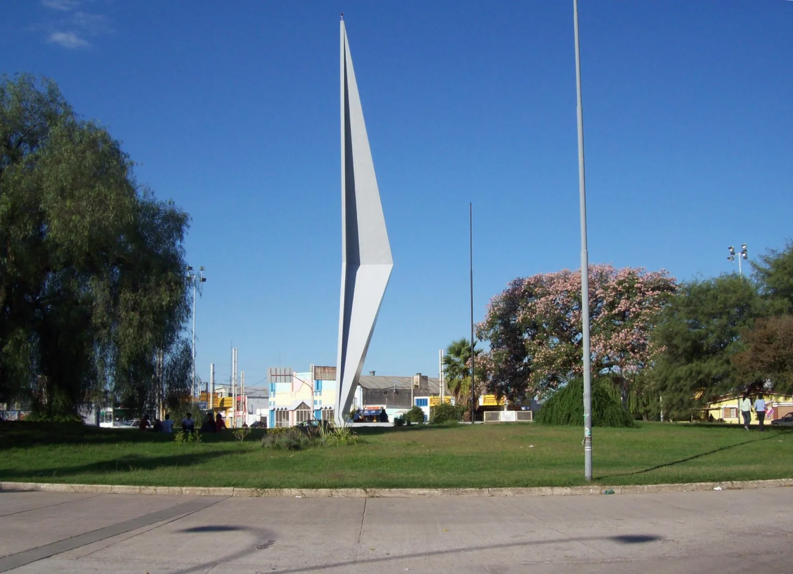 Vista del monumento en la rotonda