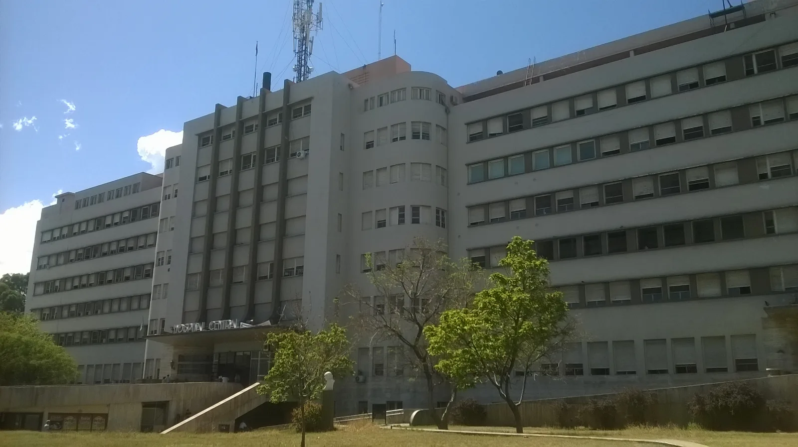 Hospital Central de Mendoza. El imponente edificio racionalista, de 27.689 m², fue diseñado por Manuel Civit e inaugurado en 1945.