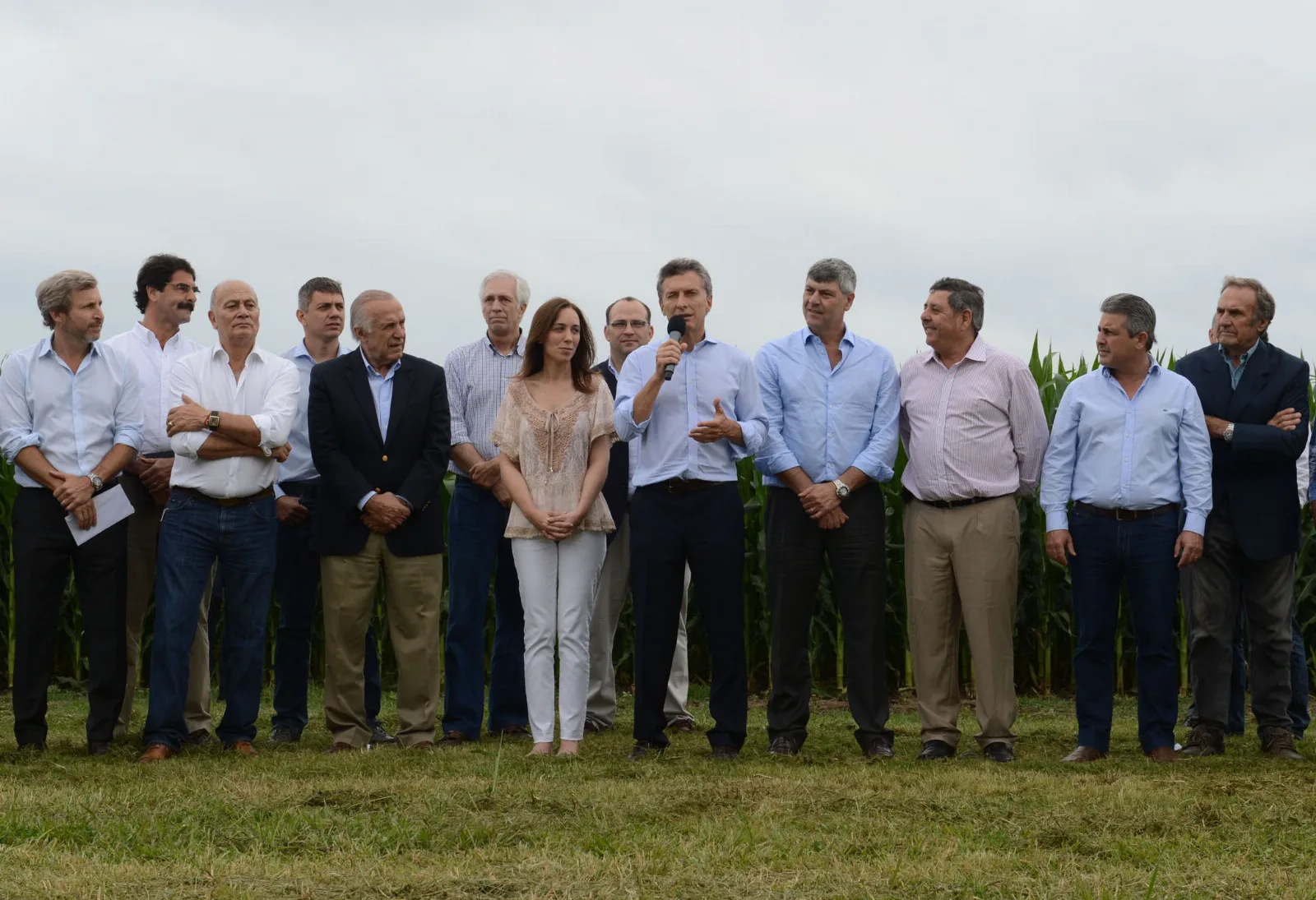 El presidente Mauricio Macri anunció la eliminación de las retenciones impositivas al trigo, el maíz y la carne, incluido pesca, y una reducción de 5 puntos en la soja, en un acto que encabezó en la l