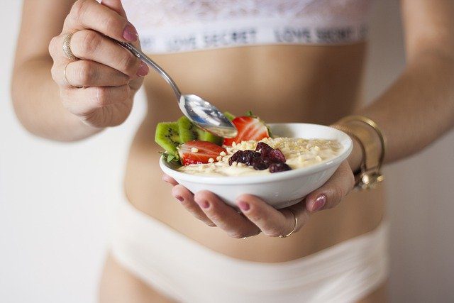 comenzando un blog de fitness niña comiendo comida balanceada